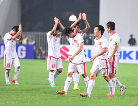 Việt Nam bị loại: Chia tay trong cay đắng, tủi hổ - 1 ĐT Việt Nam chia tay AFF Cup 2012 trong tủi hổ - Ảnh: An An