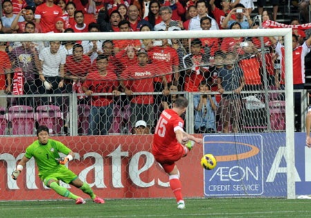 Thái Lan thua đậm Singapore tại Jalan Besar - 1 Faihdrudin mở tỷ số cho Singapore sau quả 11m thành công