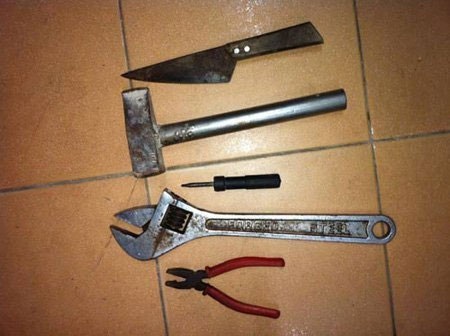 Hung khí đôi vợ chồng dùng để đánh và đe dọa Bình