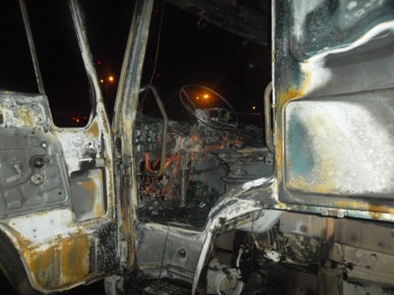 Chiếc xe tải bị thiêu rụi phần đầu