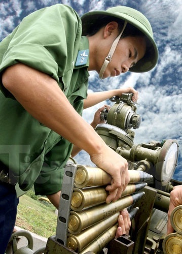 Các quân binh chủng thao diễn, sẵn sàng chiến đấu - 6 Chiến sĩ pháo cao xạ của Sư đoàn Phòng không Bắc Thái nạp đạn chuẩn bị bắn.