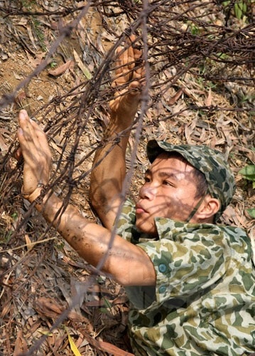 Các quân binh chủng thao diễn, sẵn sàng chiến đấu - 10 Chiến sĩ phân đội 14, Sư đoàn Bình Trị Thiên đo cự ly và quan sát đạn của pháo binh.