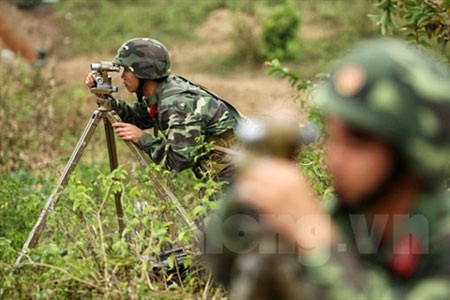 Các quân binh chủng thao diễn, sẵn sàng chiến đấu - 11 Chiến sĩ phân đội 14, Sư đoàn Bình Trị Thiên đo cự ly và quan sát đạn của pháo binh.