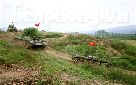 Các quân binh chủng thao diễn, sẵn sàng chiến đấu - 12 Chiến sĩ phân đội 14, Sư đoàn Bình Trị Thiên đo cự ly và quan sát đạn của pháo binh.