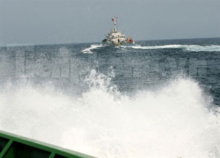Các quân binh chủng thao diễn, sẵn sàng chiến đấu - 13 Chiến sĩ phân đội 14, Sư đoàn Bình Trị Thiên đo cự ly và quan sát đạn của pháo binh.