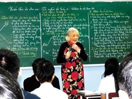 Cô giáo 82 tuổi và tiết học khiến trò “rơi nước mắt” - 1 Năm nay 82 tuổi, cô Đàm Lê Đức vẫn miệt mài trên bục giảng dạy về đức dục.