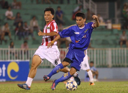 Kiatisuk gặp lại các đồng nghiệp của bóng đá Việt Nam - Ảnh: Sơn Dũng