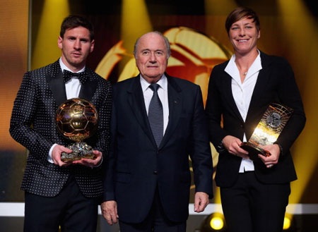 Hai Quả bóng Vàng Messi và Wambach bên cạnh chủ tịch FIFA Sepp Blatter