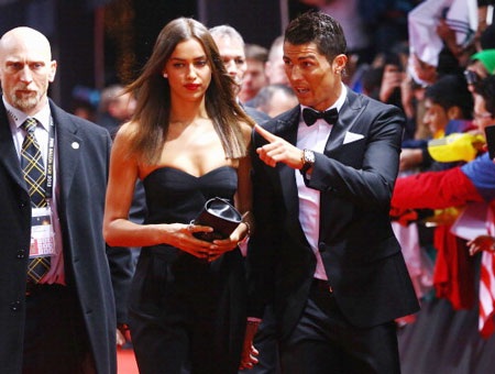 Quả bóng Bạc C.Ronaldo bên cạnh người yêu Irina Shayk
