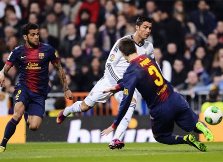 Nhìn lại 90 phút hấp dẫn ở đại chiến Real Madrid-Barcelona - 1 C. Ronaldo bị Pique phạm lỗi ở đầu trận