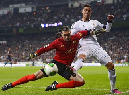 Nhìn lại 90 phút hấp dẫn ở đại chiến Real Madrid-Barcelona - 4 Thủ thành Pinto trong một pha ngăn chặn C. Ronaldo