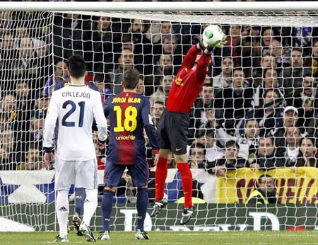Nhìn lại 90 phút hấp dẫn ở đại chiến Real Madrid-Barcelona - 6 Hàng thủ Barcelona thi đấu khá tập trung tại Bernabeu
