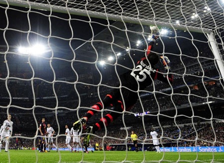 Nhìn lại 90 phút hấp dẫn ở đại chiến Real Madrid-Barcelona - 7 Thủ thành Diego Lopez cũng chơi tốt trong ngày ra mắt Real Madrid