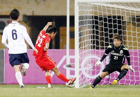 Quốc Anh mở tỷ số trong trận đấu gặp Huyndai - Ảnh: Gia Hưng