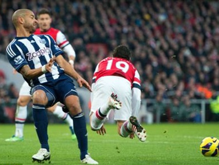 Cầu thủ West Brom đá 45 phút với cái chân gãy - 1 Steven Reid (trái) trong trận đấu với Arsenal
