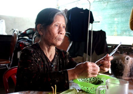 Cuộc hội ngộ kỳ diệu của 2 anh em ruột sau... 70 năm - 4 Vợ chồng bà Trang (ở giữa) chụp ảnh cùng vợ chồng anh trai trong ngày gặp lại sau 70 năm thất lạc.