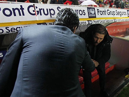 Derby thành Madrid tại chung kết Cúp Nhà vua - 1 Hai HLV Unai Emery và Simeone bắt tay nhau trước trận đấu