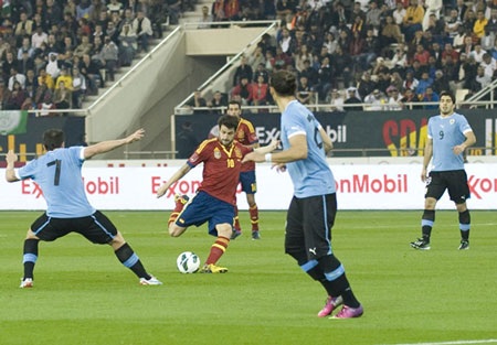 Tây Ban Nha hạ Uruguay nhờ “cảm hứng Barcelona” - 1 Cesc Fabregas đưa TBN vượt lên dẫn trước