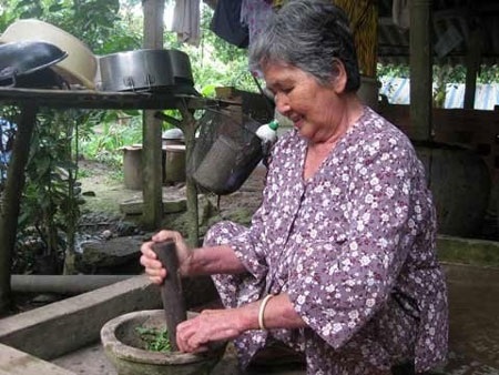 ‘Hắc tinh’ miền Tây trị rắn độc cắn - 3 Bà Sáu Chanh rửa sạch các lá thuốc, đem giã cho người bệnh uống. Ảnh: Quốc Huy