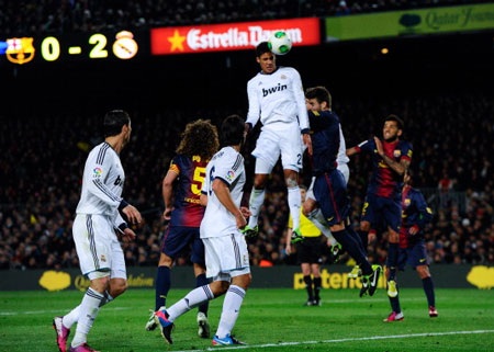 C. Ronaldo lập cú đúp, Real Madrid hạ gục Barca tại Nou Camp - 2 Varane dập tắt những hy vọng nhỏ nhoi của Barca với bàn thắng nâng tỷ số lên 3-0