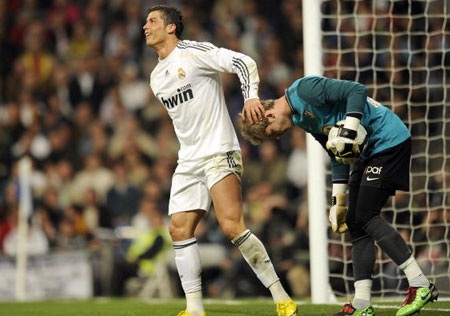 C. Ronaldo chỉ có thể một lần đánh bại được De Gea