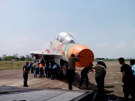 Cái Tết đầu tiên của Su-30 - 9 Một chiếc máy bay Su-30MK2 được vận chuyển bằng máy bay vận tải từ Nga tới thẳng sân bay Thọ Xuân