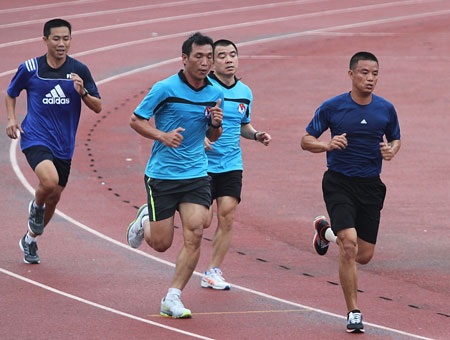 “Không chấp nhận những trọng tài sai lầm về tư tưởng” - 1 Các trọng tài FIFA chạy kiểm tra thể lực trên sân Chi Lăng