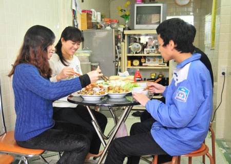 Hà Thanh vào bếp cùng mẹ ngày Tết - 1 Hà Thanh cho biết đang tập nấu ăn để có thể nấu nhiều món cho bố mẹ và em