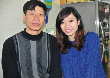 Hà Thanh vào bếp cùng mẹ ngày Tết - 2 Hà Thanh và bố