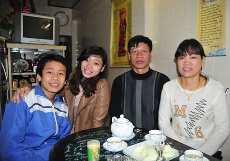 Hà Thanh vào bếp cùng mẹ ngày Tết - 3 Gia đình của Hà Thanh