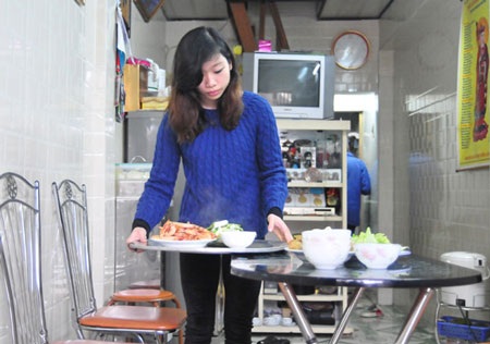 Hà Thanh vào bếp cùng mẹ ngày Tết - 4 Hà Thanh tranh thủ giúp đỡ mẹ trong dịp Tết