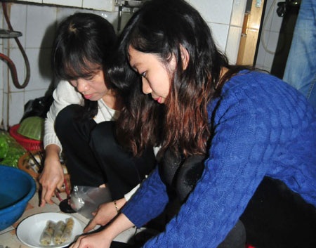 Hà Thanh vào bếp cùng mẹ ngày Tết - 7 Món sở trường của Hà Thanh là nem cuốn