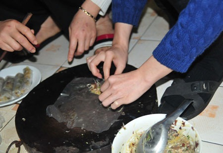 Hà Thanh vào bếp cùng mẹ ngày Tết - 8 Món sở trường của Hà Thanh là nem cuốn