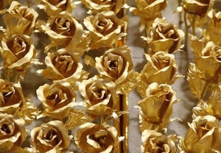 Săn hoa hồng dát vàng tặng Valentine - 1 Quà tặng xa xỉ