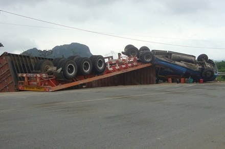 Mất lái, xe container “chổng vó” lên trời - 1 Sau khi đâm đổ 13m taluy, chiếc xe “chổng vó” lên trời. Ảnh: Hưng Thơ