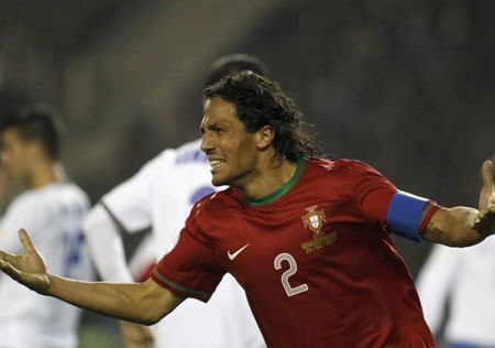 Thủ quân Bruno Alves khai thông thế bế tắc cho Bồ Đào Nha