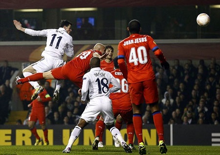 Bale tỏa sáng, Tottenham “vùi dập” Inter Milan - 1 Gareth Bale đánh đầu dũng mãnh mở tỷ số cho Tottenham