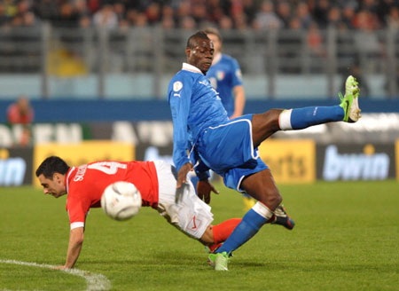 Balotelli tỏa sáng trong chiến thắng của Italia - 2 Balotelli tỏa sáng với một cú đúp cho Italia
