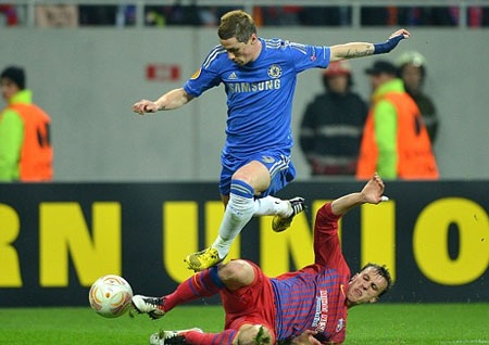 Chelsea gục ngã đầy cay đắng trên đất Romania - 1 Chelsea gặp nhiều khó khăn trước Steaua chơi đầy quyết tâm
