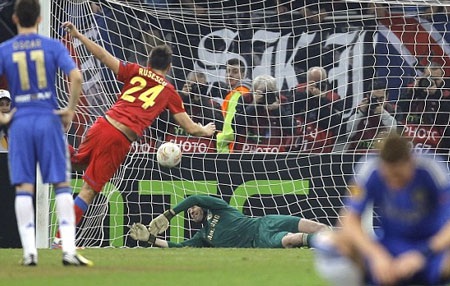 Chelsea gục ngã đầy cay đắng trên đất Romania - 2 Quả 11m thành công mang về bàn thắng duy nhất trận đấu của Rusescu