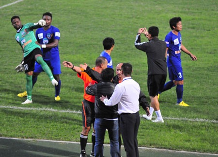 Trưởng đoàn HAGL Tấn Anh dính án kỷ luật ngay vòng đầu V-League