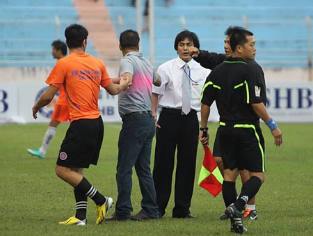 Án kỷ luật nặng với thầy trò HLV Trần Tiến Đại - 1 HLV Tiến Đại đã phải nhận mức phạt khá nặng - Ảnh: Khánh Quang