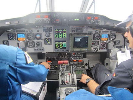 “Mắt thần” biển Đông - 4 Bên trong buồng lái hiện đại, điều khiển tự động của CASA-212