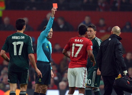 Trọng tài Cuneyt Cakir: Kẻ hủy diệt các đội bóng Anh - 1 Trọng tài Cakir rút thẻ đỏ đuổi Nani ở trận đấu đêm qua