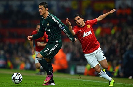 Những khoảnh khắc rực lửa ở đại chiến MU-Real tại Old Trafford - 2 Ronaldo trong một pha bóng vượt qua Rafael