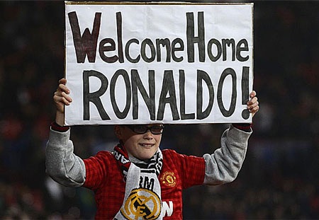 Những khoảnh khắc rực lửa ở đại chiến MU-Real tại Old Trafford - 5 Một CĐV MU chào mừng ngày Ronaldo trở lại Old Trafford
