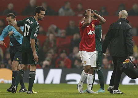 Những khoảnh khắc rực lửa ở đại chiến MU-Real tại Old Trafford - 10 Thẻ đỏ của Nani ở phút 57 khiến MU gặp nhiều khó khăn
