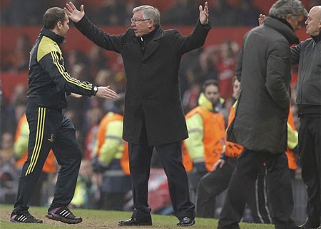 Những khoảnh khắc rực lửa ở đại chiến MU-Real tại Old Trafford - 11 Alex Ferguson bực tức với quyết định của trọng tài