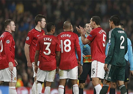 Những khoảnh khắc rực lửa ở đại chiến MU-Real tại Old Trafford - 17 Rio Ferdinand phàn nàn trọng tài đã xử ép MU
