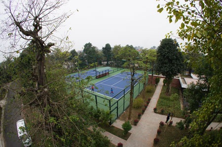 Giải Tennis Ecopark mở rộng lần thứ nhất - 1 Các sân tennis đều nằm dưới tán xanh cây cối